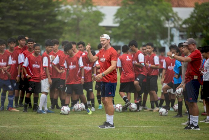 'รีเซ่-เชอริงแฮม'-ร่วมกันเปิดคลีนิกสอนฟุตบอลเยาวชนไทยสร้างแรงบันดาลใจ