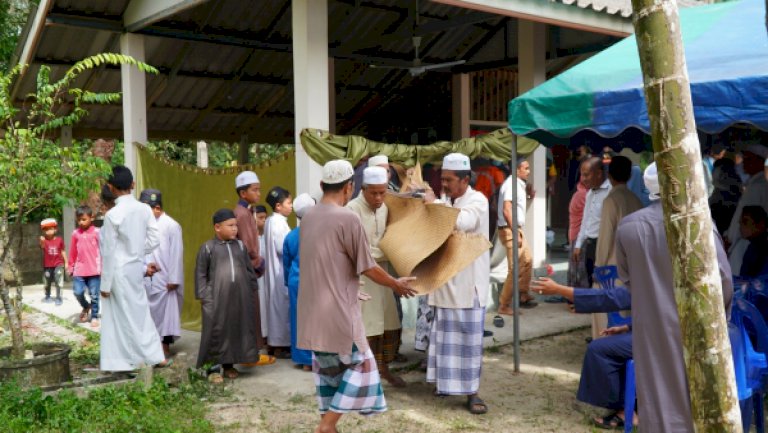 รองปลัดสำนักนายกรัฐมนตรี-ลงพื้นที่ยังจุดที่เกิดเหตุ-ร่วมพิธีฝังศพผู้เสียชีวิตไฟไหม้นักเรียนปอเนาะ-4-ราย